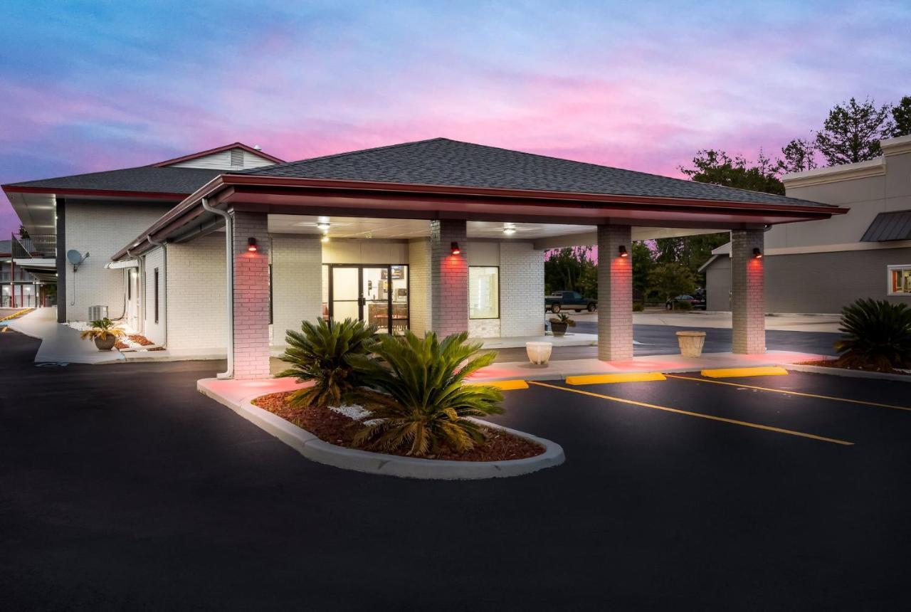 Red Roof Inn & Suites Thomasville Exterior photo